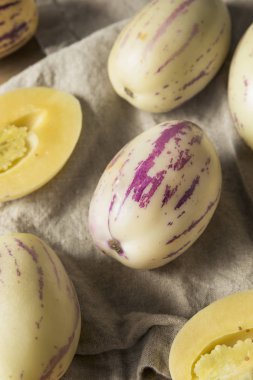 Çiğ beyaz organik Pepino karpuz yemeye hazır