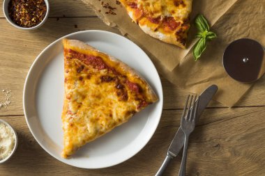 Ev yapımı yağlı New York peynirli Pizza yemeye hazır
