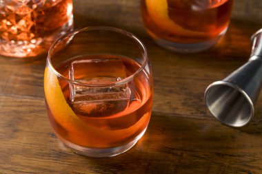 Alkollü kırmızı Negroni kokteyl vermut cin ve portakal ile