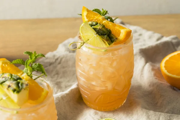 Erfrischender Sommer Tiki Cocktail Mit Rum Limette Und Ananas — Stockfoto