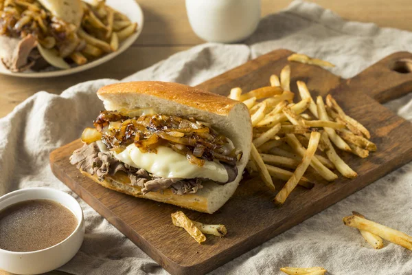 Hausgemachtes Rindfleisch French Dip Sandwich Mit Pommes — Stockfoto