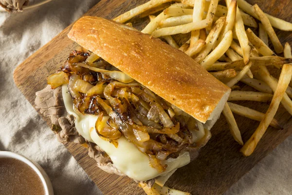 Sanduíche Mergulho Francês Carne Caseira Com Batatas Fritas — Fotografia de Stock