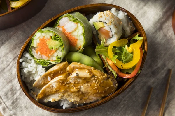 Σπιτικό Σούσι Bento Κουτί Ρύζι Και Κοτόπουλο Για Μεσημεριανό Γεύμα — Φωτογραφία Αρχείου