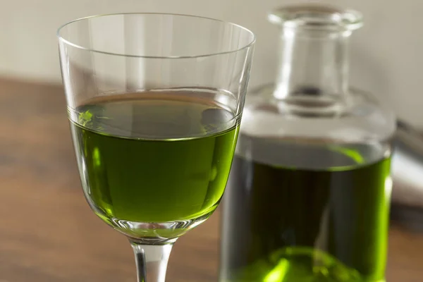 Alcoolique Vert Absinthe Apéritif Dans Une Bouteille Pour Cocktails — Photo