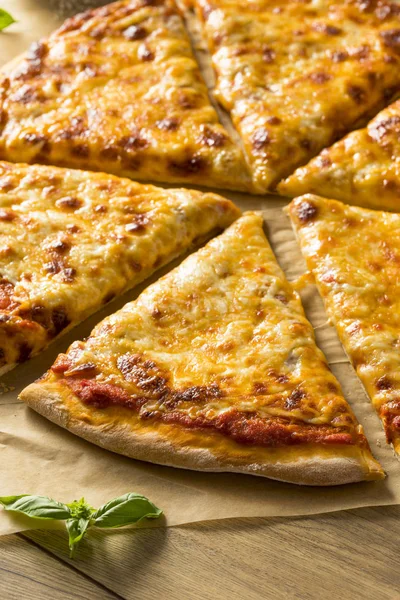 Hausgemachte Fettige New York Käse Pizza Fertig Zum Essen — Stockfoto