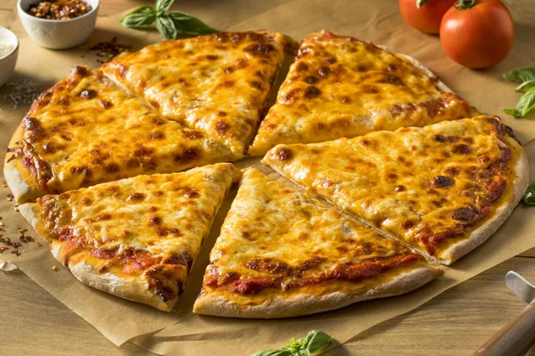 Hausgemachte Fettige New York Käse Pizza Fertig Zum Essen — Stockfoto