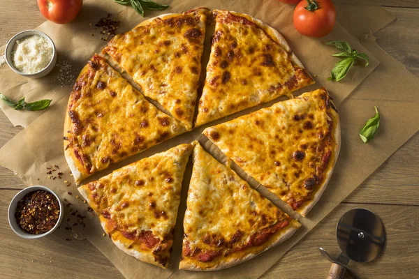 Hausgemachte Fettige New York Käse Pizza Fertig Zum Essen — Stockfoto