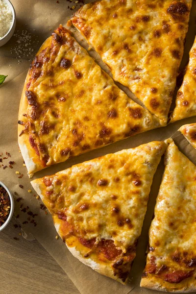 Hausgemachte Fettige New York Käse Pizza Fertig Zum Essen — Stockfoto