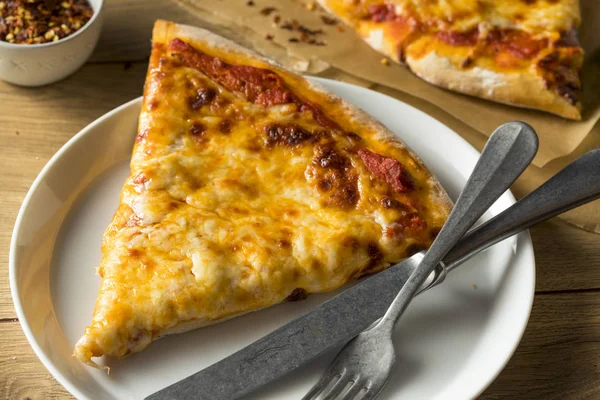 Готовая Еде Домашняя Жирная Нью Йоркская Сырная Пицца — стоковое фото