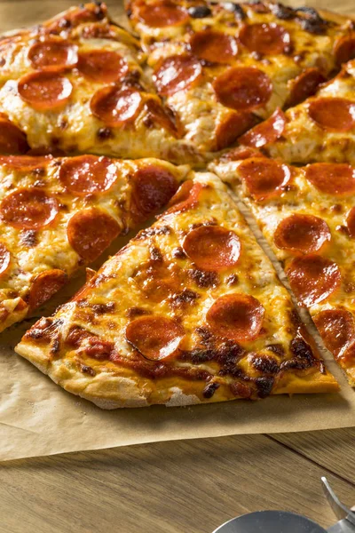 Hausgemachte Fettige Peperoni New York Pizza Fertig Zum Essen — Stockfoto