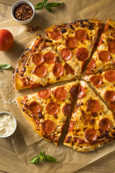 Zelfgemaakte Vettige Pepperoni New York Pizza Klaar Eten — Stockfoto