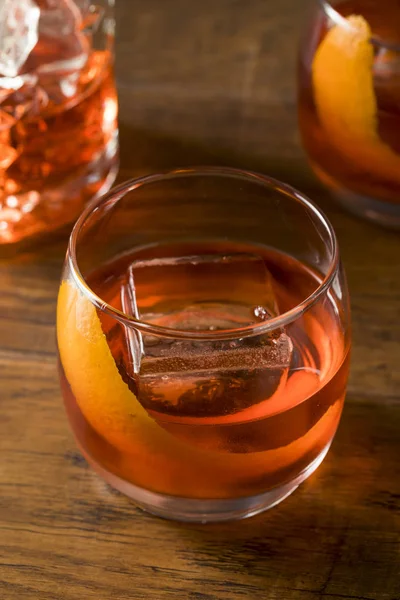 アルコールの赤いネグローニ カクテル ベルモットとオレンジ — ストック写真