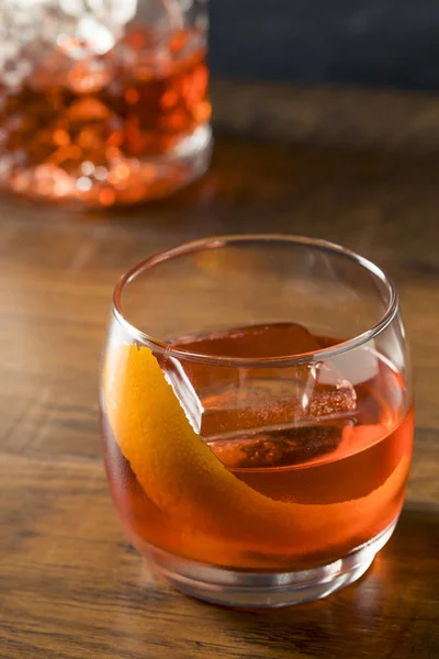 酒精红 Negroni 鸡尾酒与苦艾酒和桔子 — 图库照片