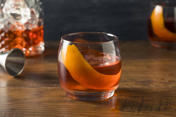 Alkoholické Červené Negroni Koktejl Vermut Gin Pomeranče — Stock fotografie