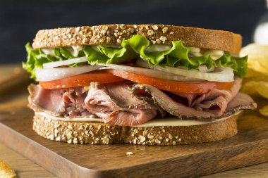 Ev yapımı etli Deli sandviç marul ve domates ile