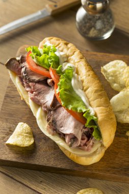 Ev yapımı etli Deli sandviç marul ve domates ile