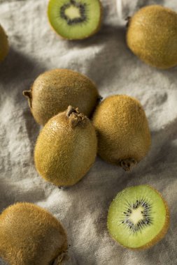 Ham yeşil organik Kivi Meyve yemeye hazır