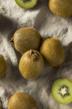 Ham yeşil organik Kivi Meyve yemeye hazır