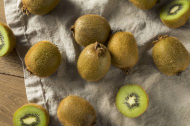 Ham yeşil organik Kivi Meyve yemeye hazır