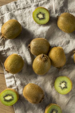 Ham yeşil organik Kivi Meyve yemeye hazır