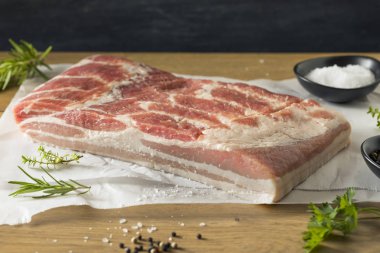 Tuz ve biber ile ham organik domuz eti et