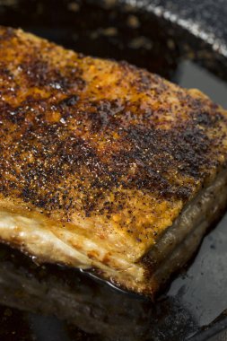 Tuz ve biber ile kavrulmuş organik domuz eti et