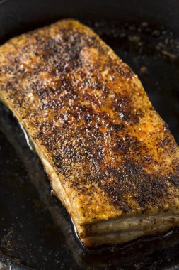 Tuz ve biber ile kavrulmuş organik domuz eti et