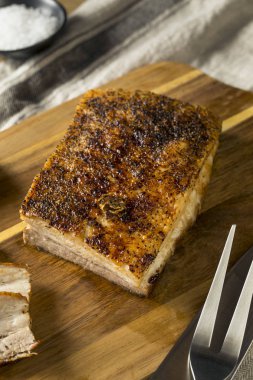 Tuz ve biber ile kavrulmuş organik domuz eti et