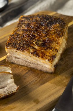 Tuz ve biber ile kavrulmuş organik domuz eti et