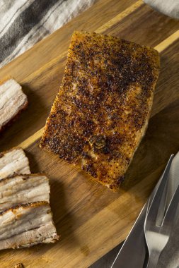 Tuz ve biber ile kavrulmuş organik domuz eti et