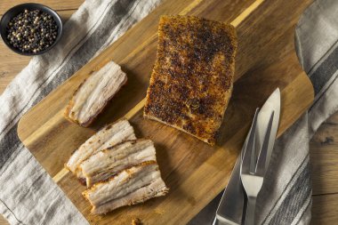 Tuz ve biber ile kavrulmuş organik domuz eti et