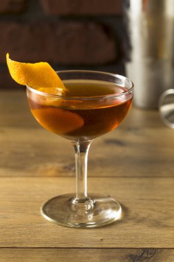 Alkollü Martinez kokteyl cin vermut ve portakal kabuğu ile
