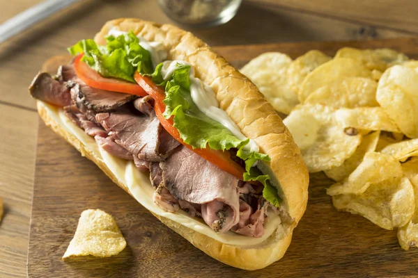 Hausgemachtes Roastbeef Deli Sandwich Mit Salat Und Tomaten — Stockfoto