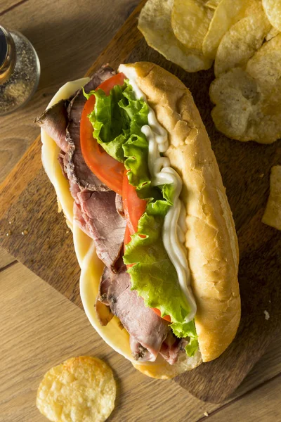 自制烤牛肉熟食三明治配生菜和西红柿 — 图库照片