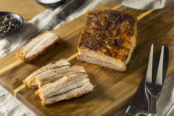 Tuz ve biber ile kavrulmuş organik domuz eti et