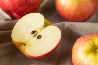 Çiğ kırmızı organik Honeycrisp elma yemeye hazır