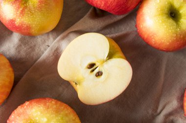 Çiğ kırmızı organik Honeycrisp elma yemeye hazır