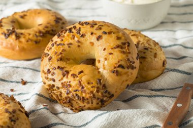 Kahvaltı Brunch için ev yapımı kavrulmuş soğan simit