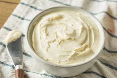 Bir kase içinde ev yapımı az yağlı krem peynir yayıldı