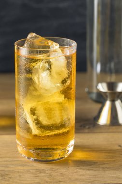 İçmek kokteyl buz ile soğuk votka ve enerji