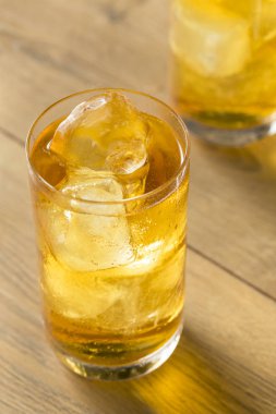 İçmek kokteyl buz ile soğuk votka ve enerji