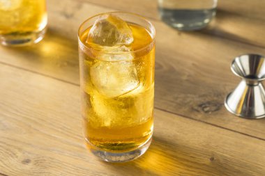 İçmek kokteyl buz ile soğuk votka ve enerji