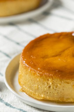 Tatlı ev yapımı İspanyol börek tatlı karamel sos ile