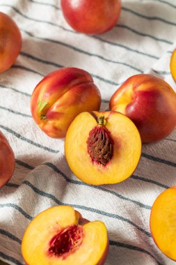 Tatlı organik olgun sarı nektarin yemeye hazır