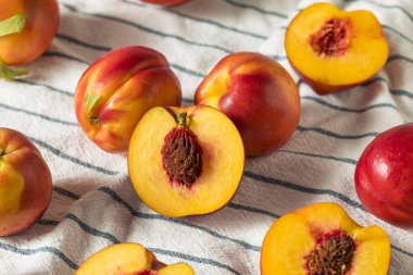 Tatlı organik olgun sarı nektarin yemeye hazır