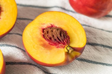 Tatlı organik olgun sarı nektarin yemeye hazır