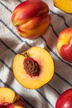 Tatlı organik olgun sarı nektarin yemeye hazır