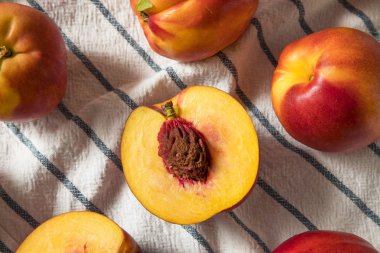 Tatlı organik olgun sarı nektarin yemeye hazır