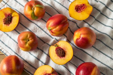 Tatlı organik olgun sarı nektarin yemeye hazır
