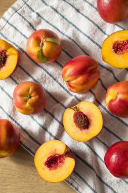 Tatlı organik olgun sarı nektarin yemeye hazır